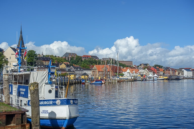 Boote im Hafen mit Häusern im Hintergrund Flensburg schöne Städte Deutschland