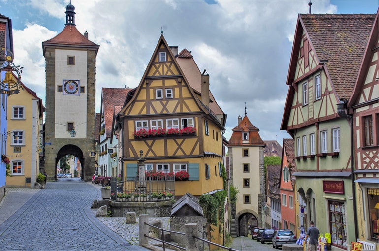Bunte Fachwerkhäuser und Kopfsteinpflaster Rothenburg ob der Tauber schöne Städte Deutschland