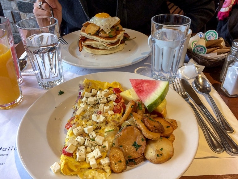 Frühstück Teller auf Tisch mit Essen und Wassergläsern Montreal