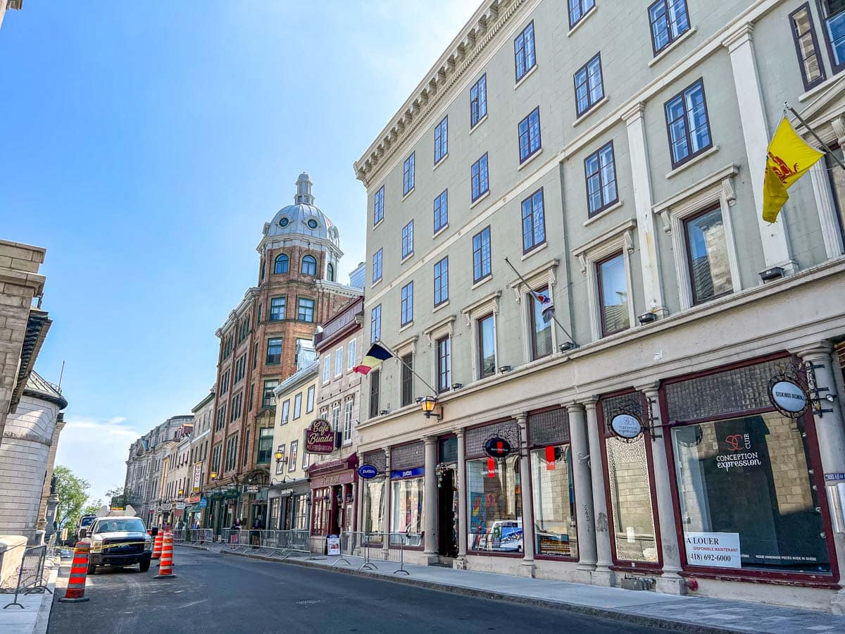 historische Gebäude mit Schaufensterfronten in Quebec City  von der Straße aus gesehen.